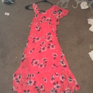 Woman’s pinkish orange flower dress 👗